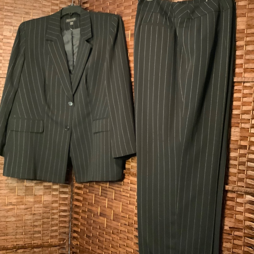 John Meyer Women’s Pant Suit - Picture 2 of 7